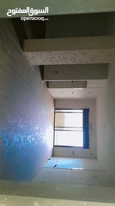 شقه بأطلاله رائعه للبيع موقع حيوي بجانب الفنادق