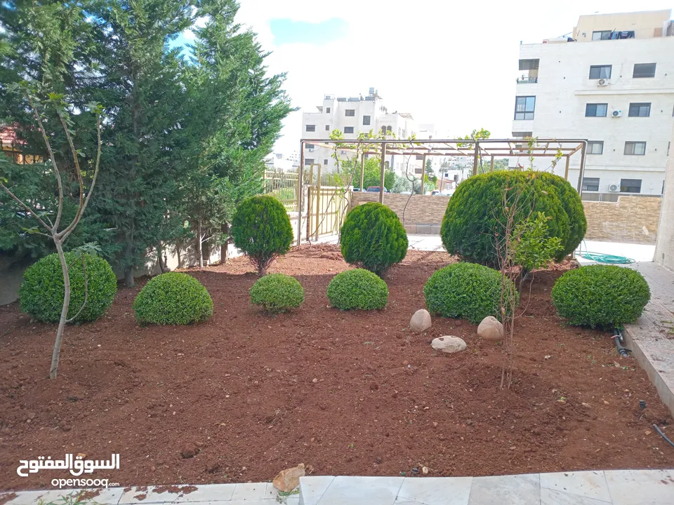 تنسيق حدائق والعناية بها وزراعة الأشجار وتقليمها وتسميدها وعمل شلالات وصيانتها واي أمور أخرى