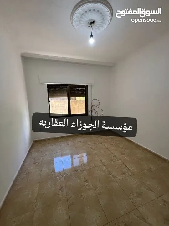 شقة فارغة للايجار في منطقة البنيات طابق شبه ارضي مع بلكونتين