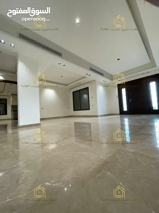 شقة فاخرة - لم تسكن - 4نوم 2ماستر - 230م - ارضية - ترس - موقع هادئ ومميز