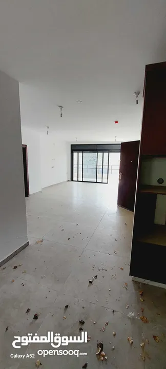 شقة مميزة للبيع بالماصيون حي عين منجد مع ترس ممتاز