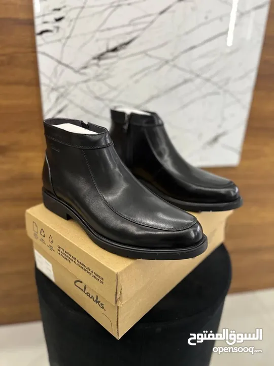 حذاء Clarks الجلد الطبيعي، هتجمع بين الشياكة وجودة التفاصيل في تصميم يليق بمكانتك.صناعه فيتنامي