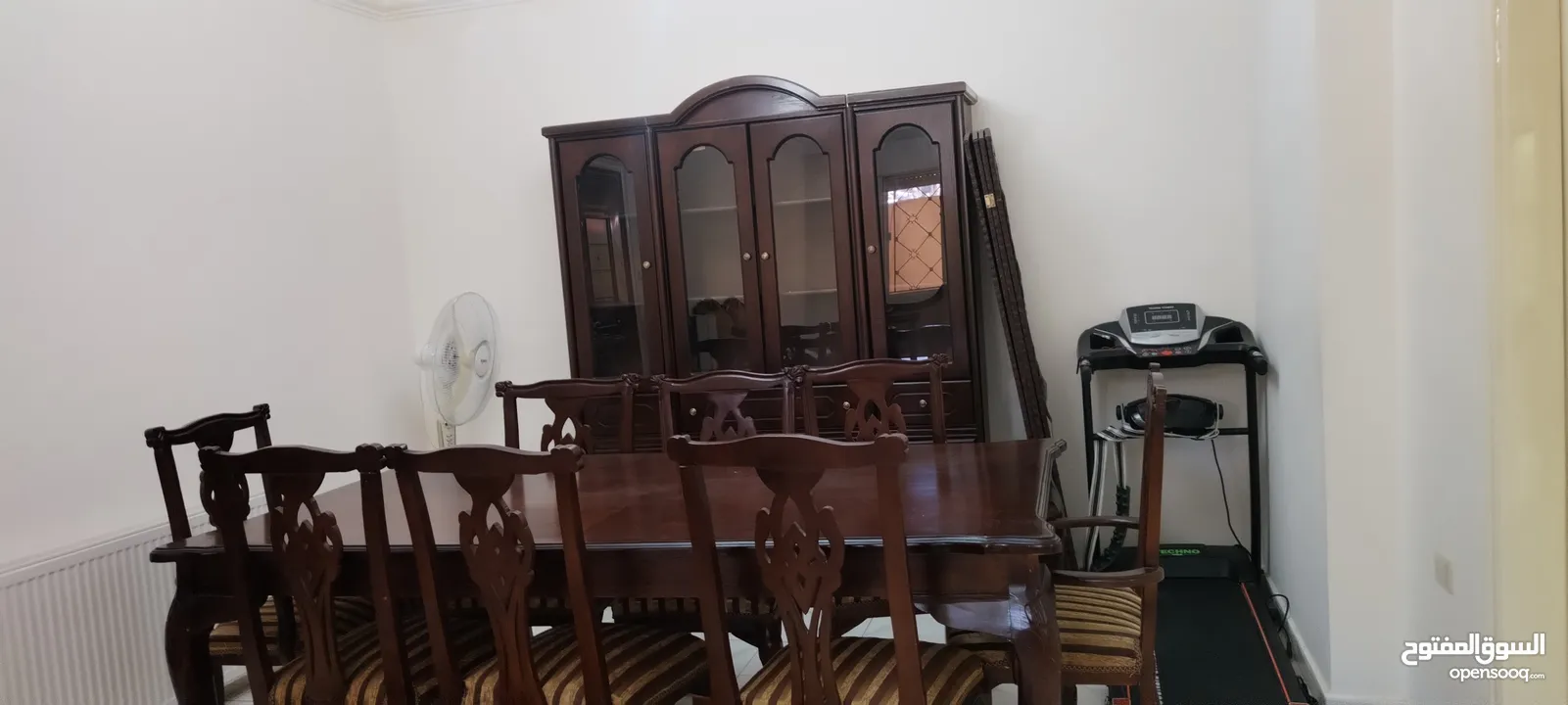 طاولة سفرة مع فضية  للبيع