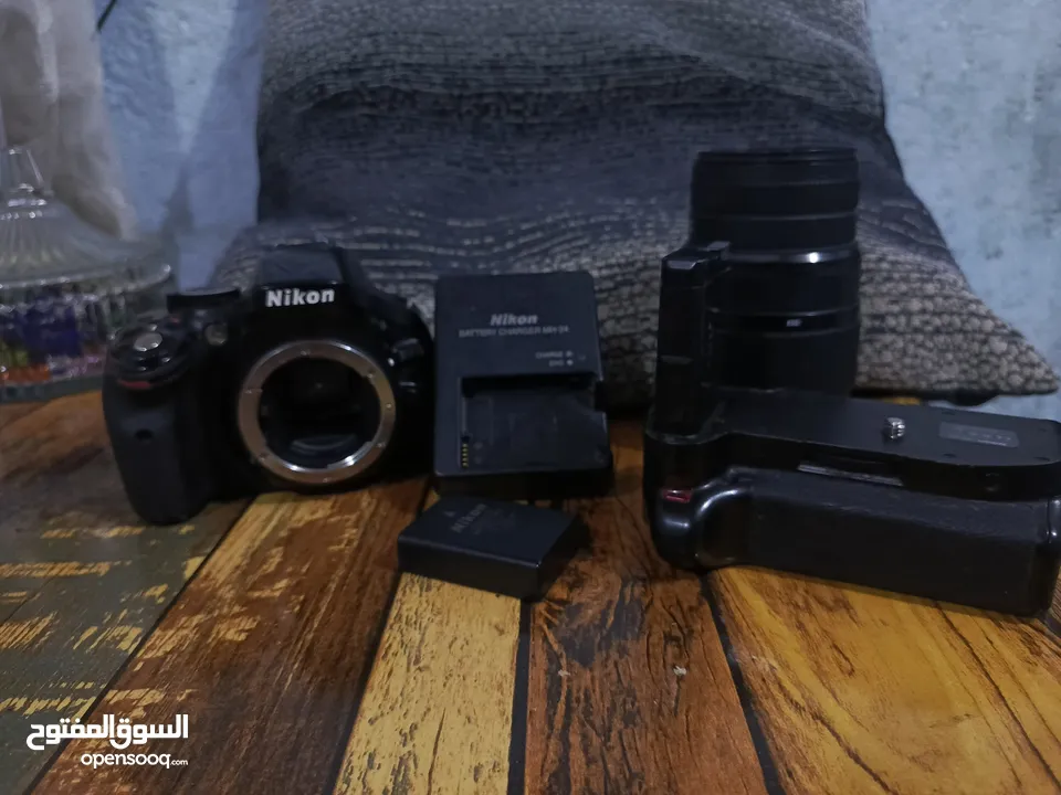 كاميرا نيكون  5200D شاشة قلاب نظيفة كلش 1- عدسة 70-300 mm sigma  2- گريب  3- شاحن الب