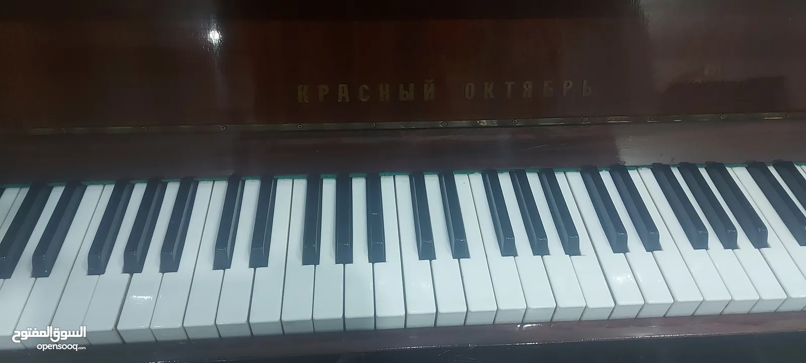بيانو روسي خشبي