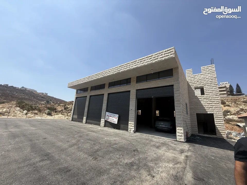 مخازن للإيجار اربع ابواب يصلح تأجير باب  مساحه المخزن الواحد ارتفاع 6 متر الطول 11 متر عرض المخزن 3