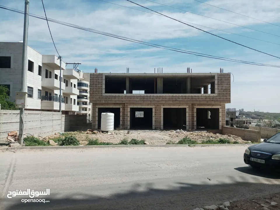 مخازن للإيجار+ باركينج+ طابق فوق المخازن  تصلح لمعارض (الموقع ممتاز ) يبعد عن دوار رافات 20متر