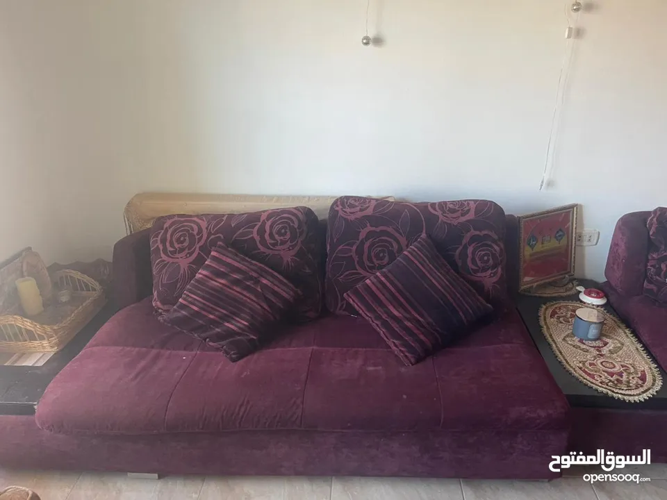 طقم كنب مع طاولات  بسعر حرق
