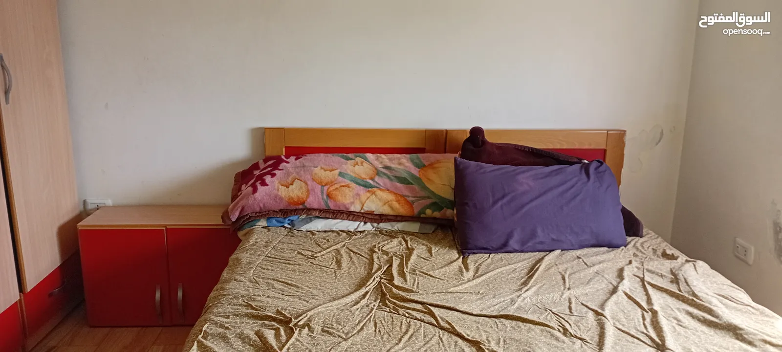 للايجار شقه مفروش ثلاثه نوم ثلاث حمامات صاله وصالون وبلكونه طابق اول مطله يوجد مصعد وحارس عماره هاد