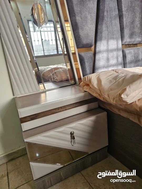 غرفة نوم ماستر جديده بتصميم مميز خشب لاتيه تخت جكات مع فضية وبنش إضافي