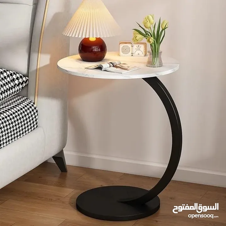 طاولة جانبية مستديرة على شكل حرف C، الحل المثالي لكل مكان! رح تغنيكي عن السكملي التقليدية.