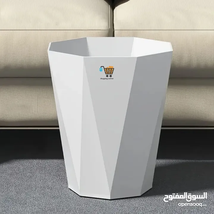 قوارير شكل معين باللون الأبيض
