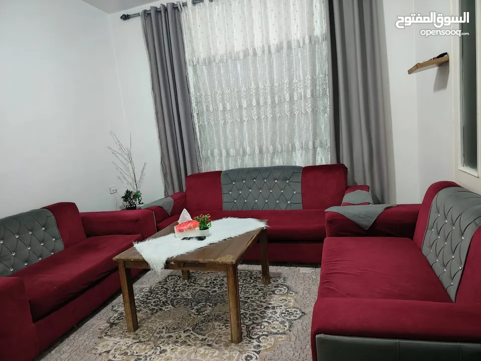 طقمين كنب جلوس بتصميم جديد وألوان جديدة وترندي مستعمل بحالة الجديد ممتاز ومريح للجلوس