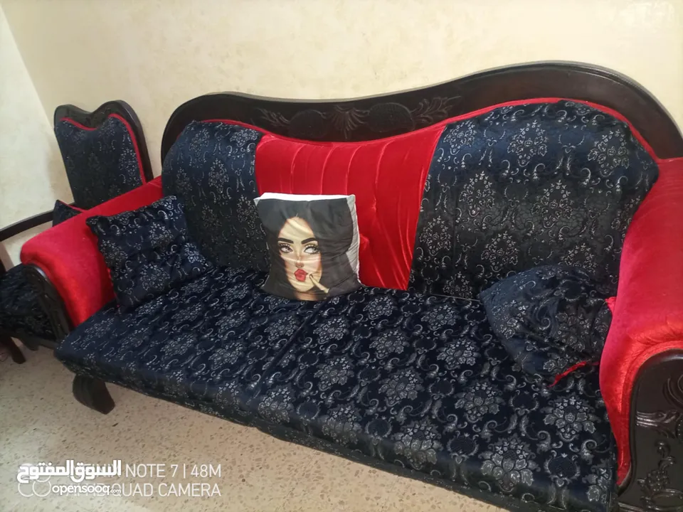 طقم كنب 7مقاعد بحالة جيدة جدا للبيع المستعجل 75د الموقع الزرقاء