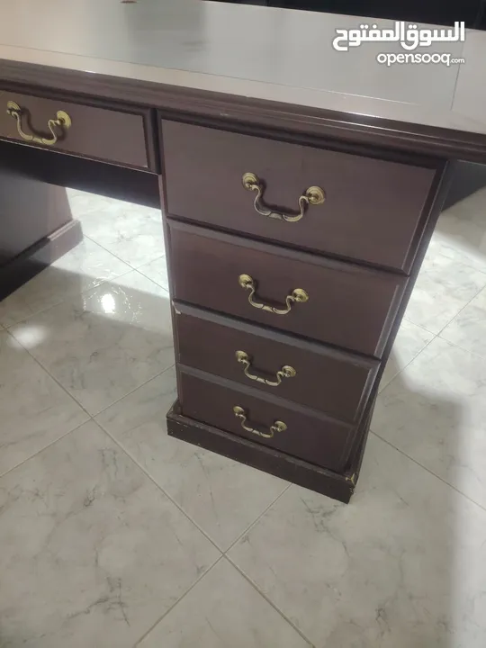 كنبايه مكتب + ثلاثه مكاتب للبيع