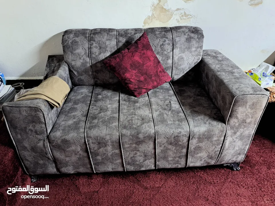 عفش نظيف بداعي الترحيل للبيع المستعجل بسعر جيدمكون من خزانه وكومدينه عدد 2وتخت مجوز مع فرشه