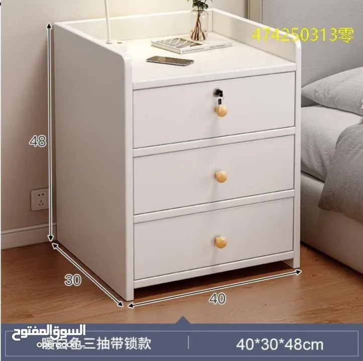 كومدينا خشب أنيقة وعملية، 3 جرارات ودرج علوي فيه قفل عشان تحفظ أغراضك الخاصة بأمان!