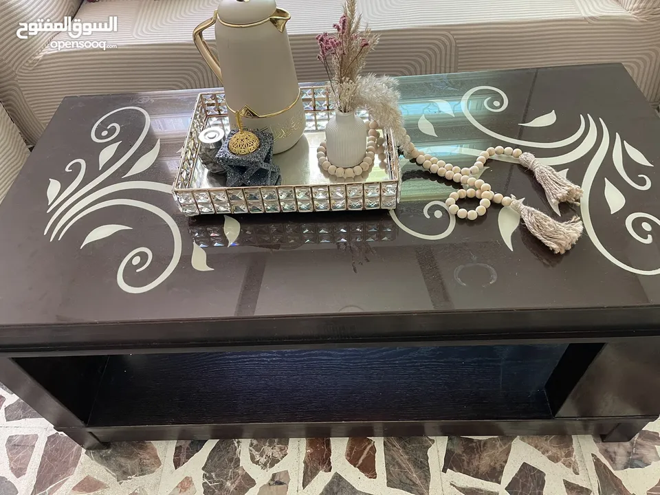 طاولة وسط مع 2جنابيات