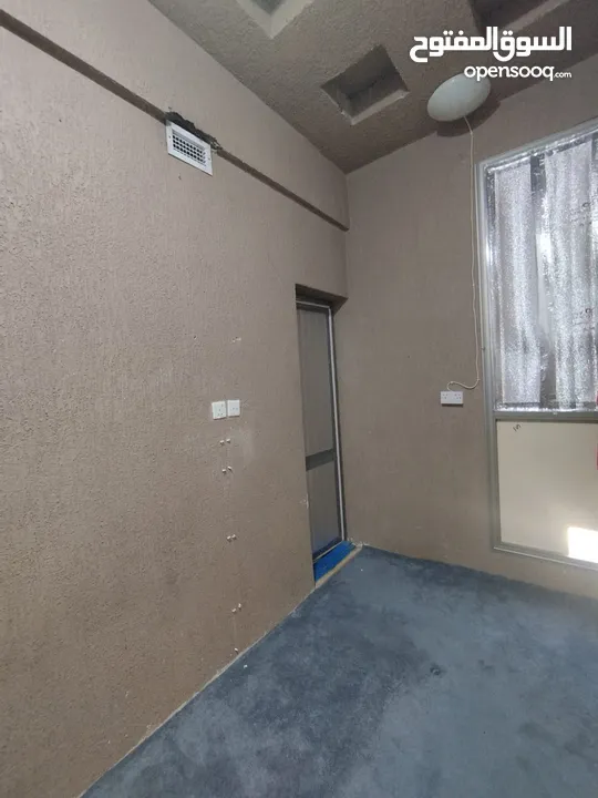 غرفة صغيرة داخل شقة