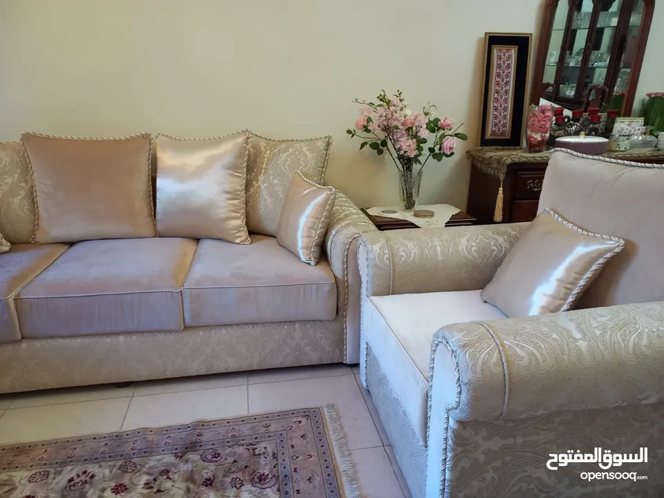 طقم و كنب اسفنج و قماش فخم جدا و جديد و بسعر التنجيد طقم 7 مقاعد شبه جديد مستورد و ليس تجاري