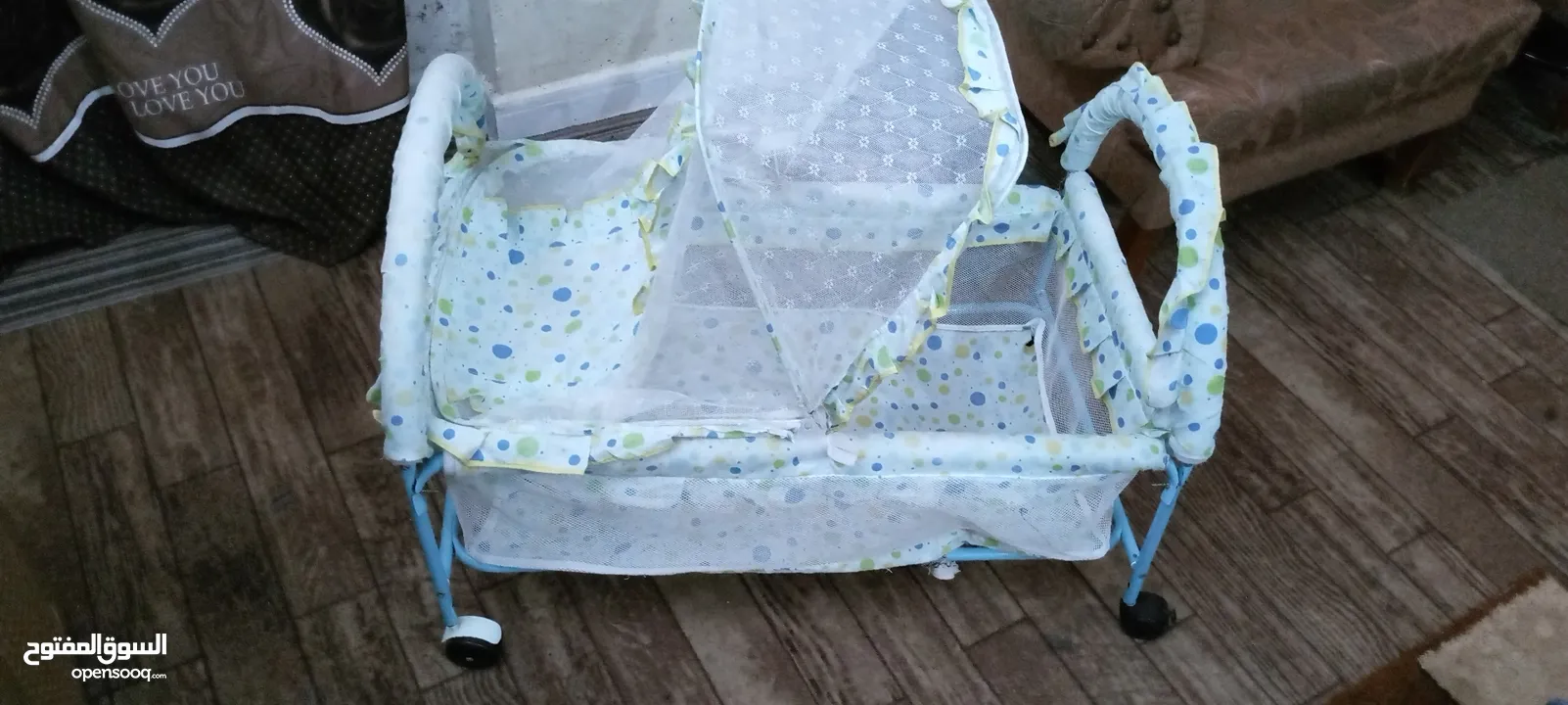 تخت اطفال حديث ولادة بيبي متحرك مع عجلات وناموسية  نظيف جدا للبيع