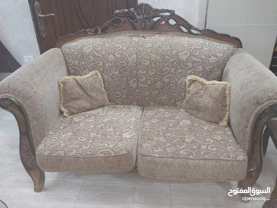 طقم كنب للبيع قابل للتفاوض