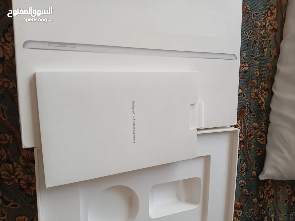 ايباد 8 مساحة 128 جيجا بايت لون سلفر فل نضافة غير مفكوك واستخدام خفيف  نوعا ما  iPad 8 128 gb