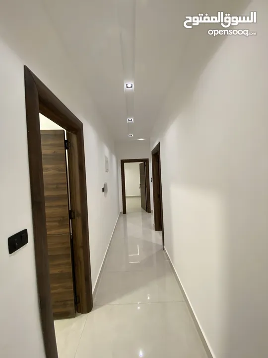 شقق فاخرة 240 متر و 200 متر 4 نوم و 3 نوم بتشطيب فاخر وبسعر مميز في أجمل مناطق طريق المطار البنيات