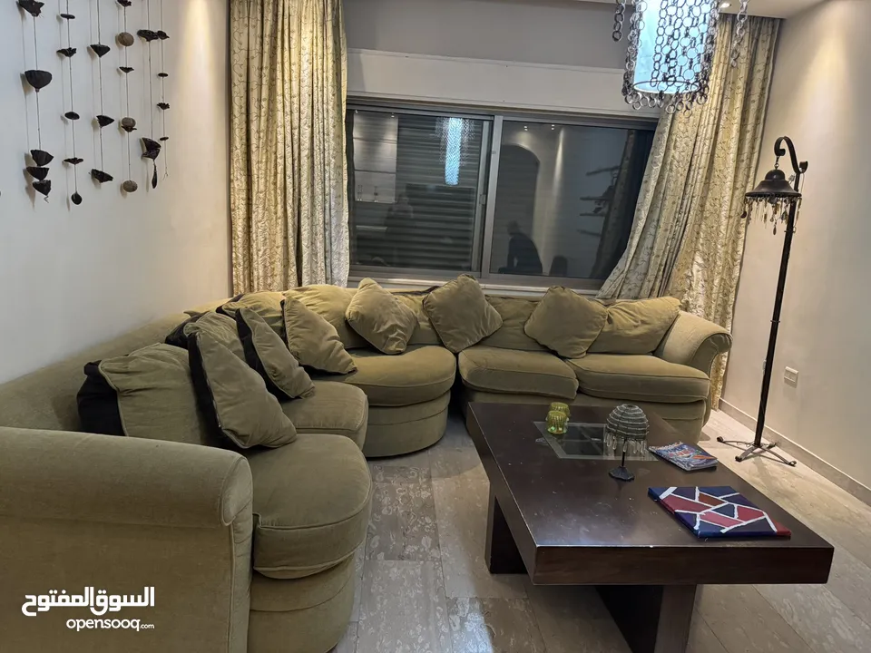 غرفه جلوس مع طاوله
