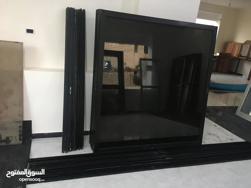 واجهات المنيوم بحال الوكاااله لون اسود زجاج عسلي مع كامل اغراضهم عدد  5