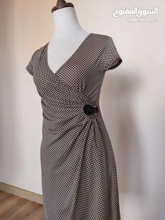 عدة فساتين جديدة و ماركات اسعارها من 10-12 دينار.