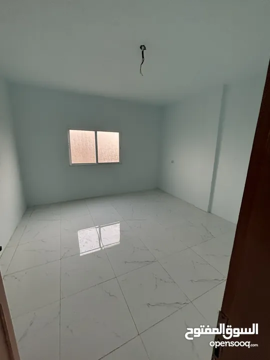 بيت طابقين للبيع في الحي الغربي  طابق ارضي بناء من 10الى 16 سنة  طابق اول بناء قبل 3شهور فقط