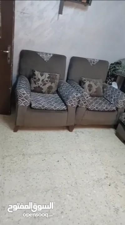 طقم كنب بحالة جيدة جدا خشب نظيف وثقيل مش زي التجاري ،معه هدية طاولة ضيافة خشب زان وجه زجاج خمس قطع