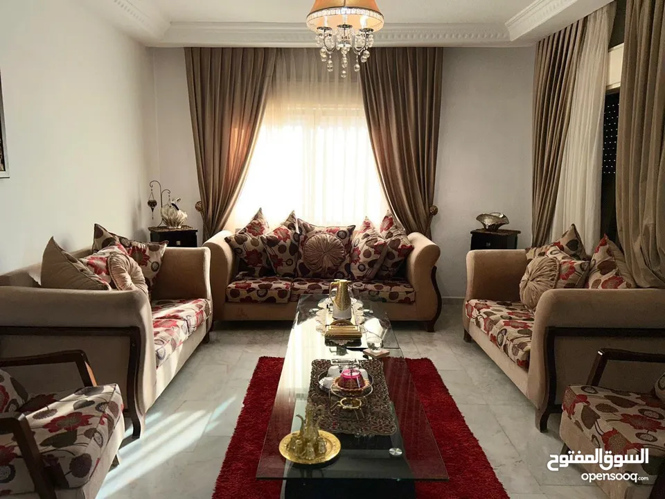 غرفة نوم وسفرة وضيوف