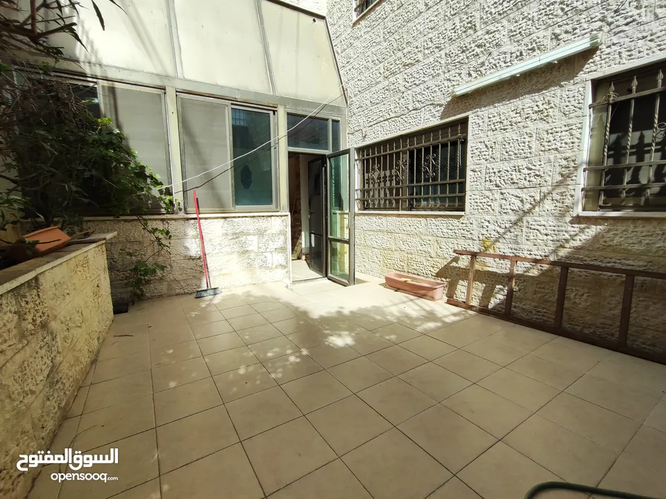 شقة صغيرة غير مفروشة مع ساحه للايجار في سطح مرحبا