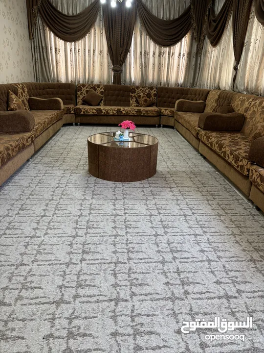 مجلس بحالة جيدة جداً