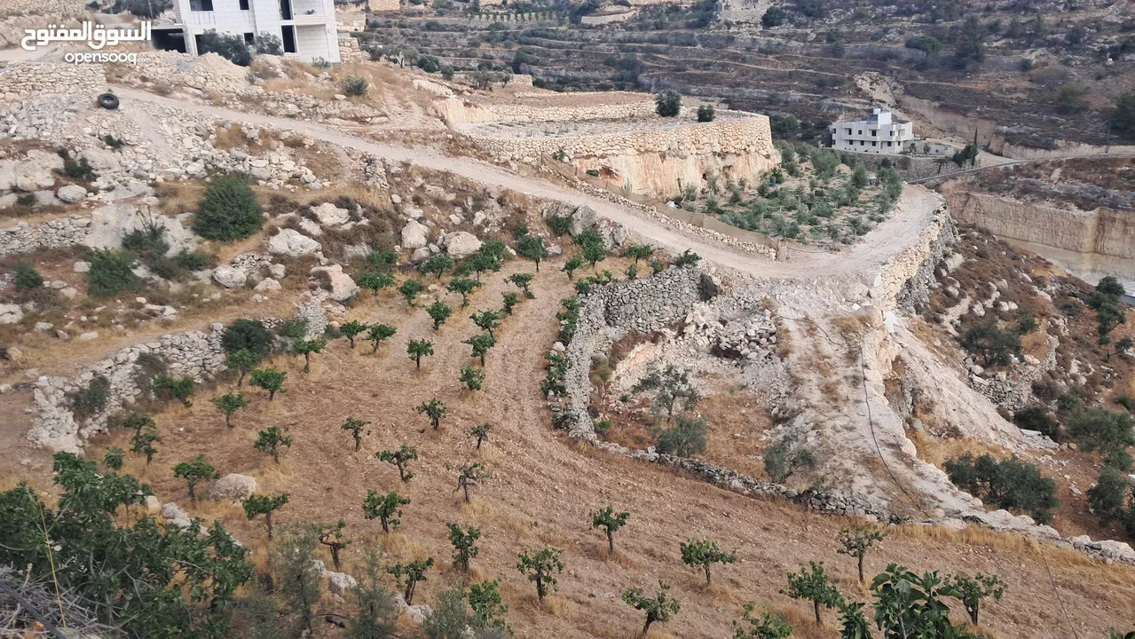 أرض في بيت كاحل مطلة على شارع واد القف