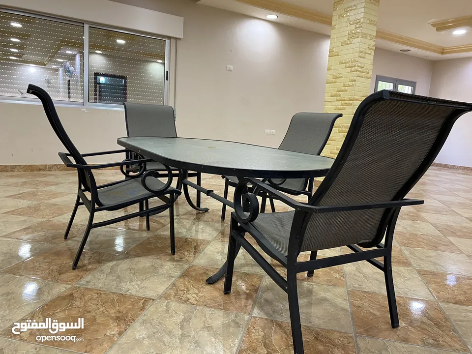 طاولة قزاز خارجية مع اربع كراسي