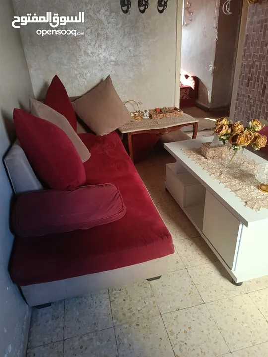 طقم كنب 8 مقاعد بحاله جيده مع البرادي مع طاوله لون ابيض وطاوله رخام بالإضافة إلى ديكور شاشه