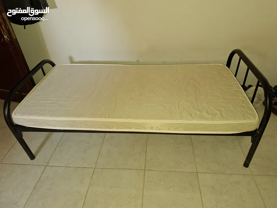 سريرين حديد شبه الجديد ومرتبة ضغط عالي جديدة