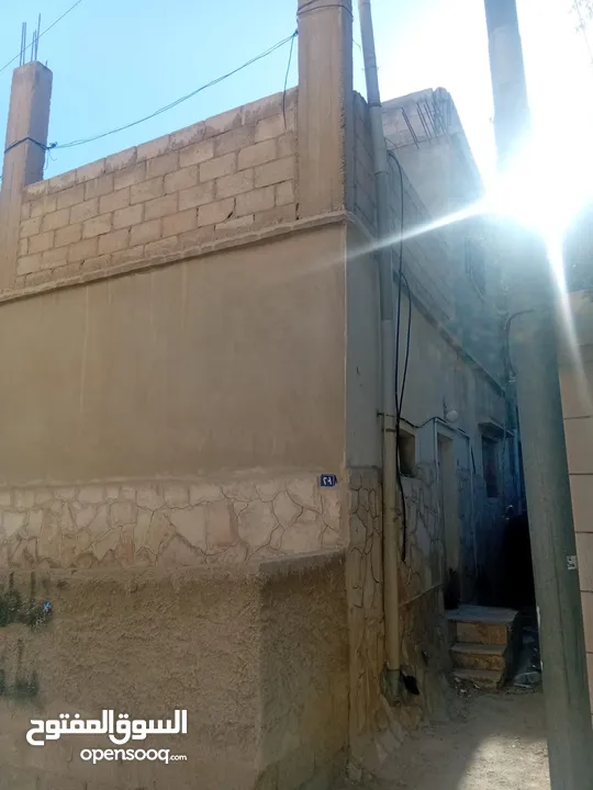 بيت مكون من طابقين وشقه بجانبهم للبيع