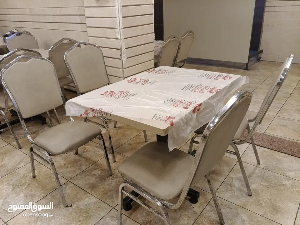 عدة مطعم متنوعة بحالة ممتازة للبيع المستعجل