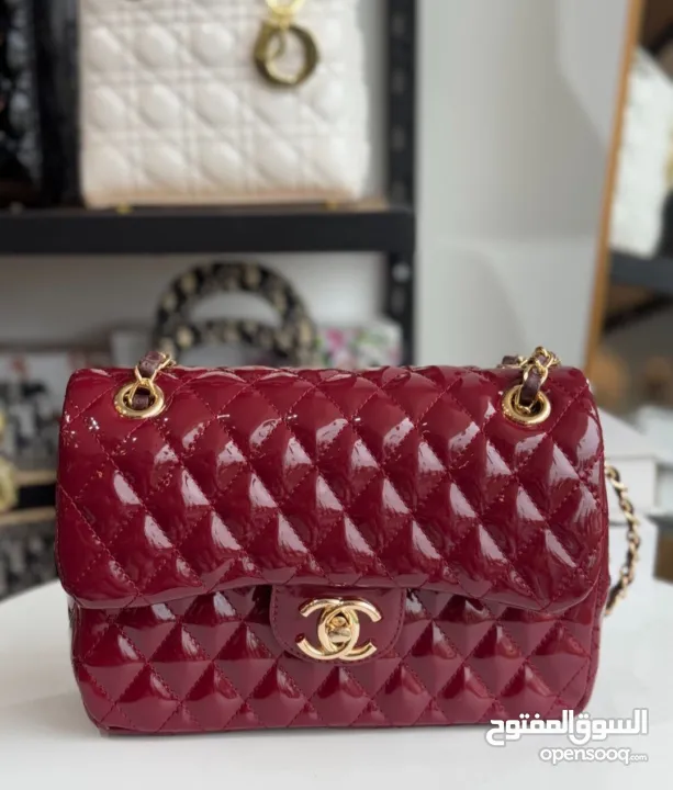 شنط شانيل حجم وسط   كوبي ون بنفس شكل الأصلي وبخامة عملية جدًا! وأنيق و انوثي متوفر بلون احمر و اسود