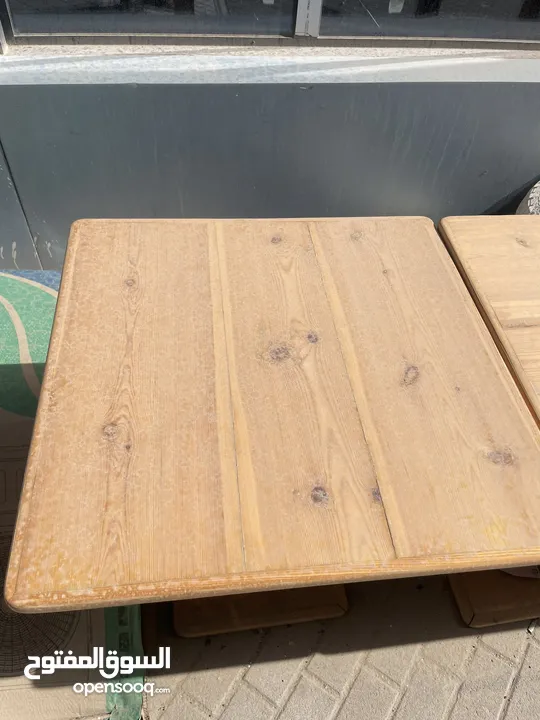 طاولات خشبية و مرايا