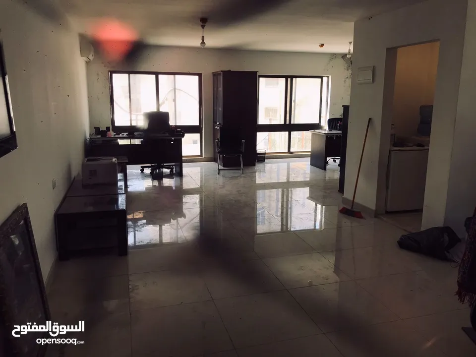 مكتب للايجار مساحه 70 متر مفروش جزئيا بجانب الملكيه السابع