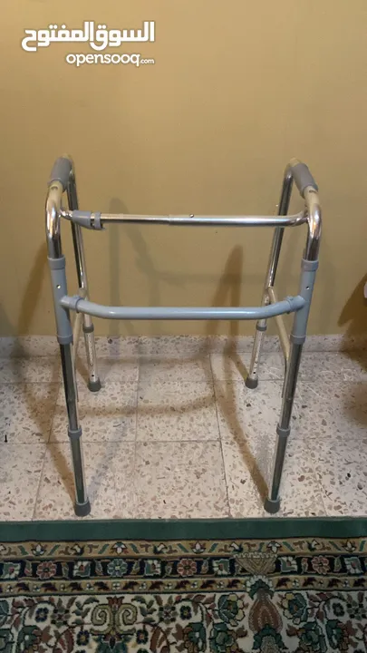 WALKER وكرسي متحرك بحالة ممتازة للبيع