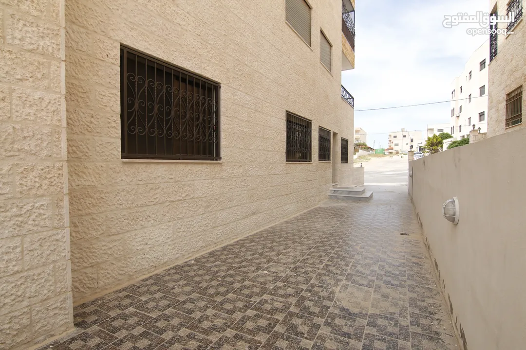 شقة أرضية مع ترس 40متر في أبو نصير قرب كلية العلوم البحرية من المالك بسعر لقطة
