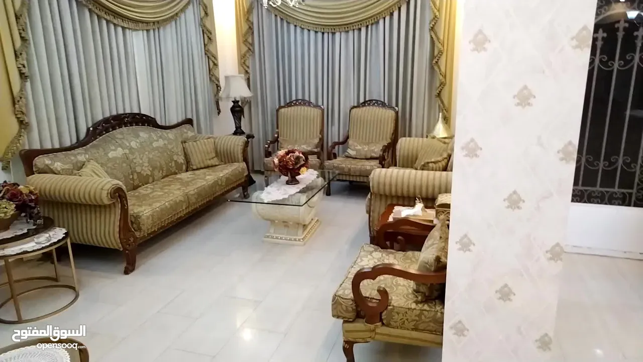بيع  طقم ضيوف عشره مقاعد مكون من ثلاثيه ومجوزتين وثلاث مفارد استعمال قليل.مع برادي عدد2 عرض 290