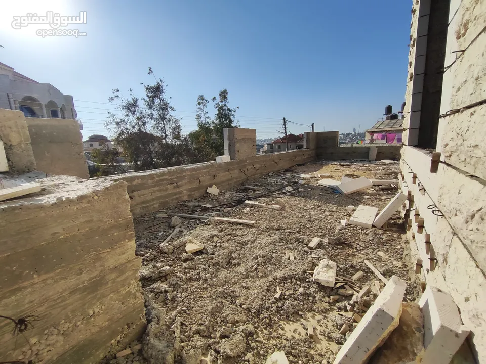 قطعه أرض عليها فيلا عظم للبيع في سطح مرحبا