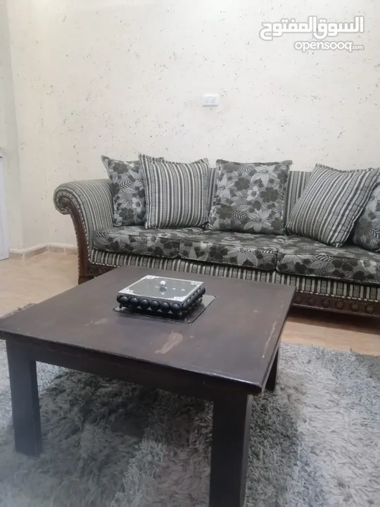 طقم كنب سبع مقاعد نظيف واستعمال بسيط مع ثلاث طاولات وسط بحاله جيده